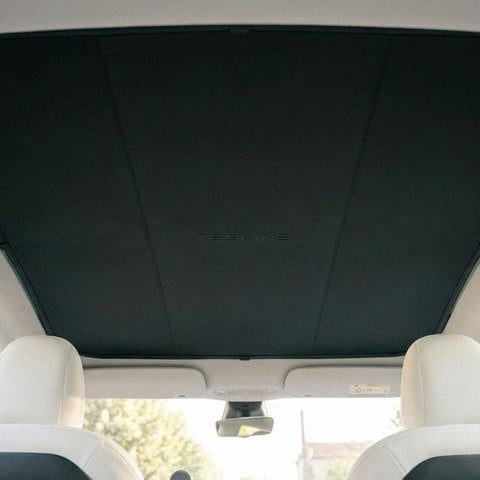 Pare-soleil de toit posé dans une Tesla Model Y