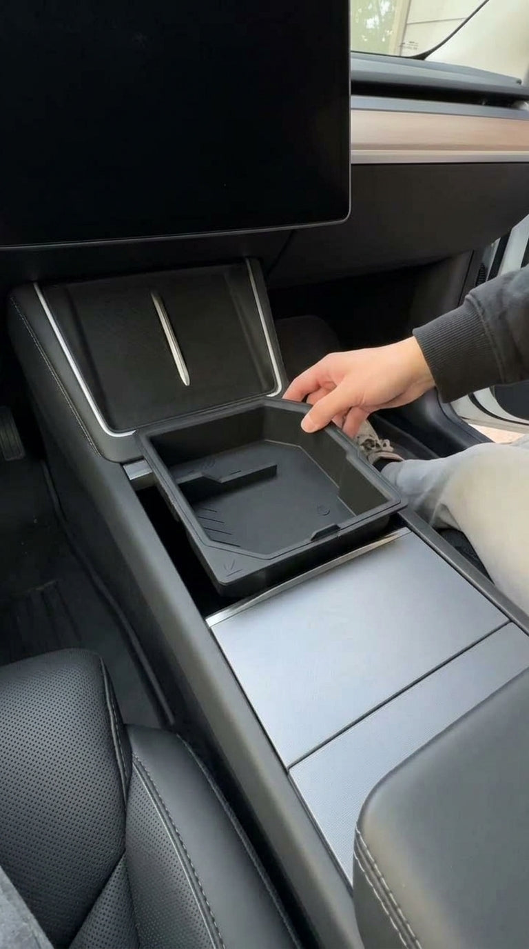 Bac de rangement posé dans le coffre de console