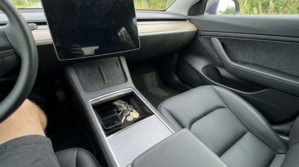 Console centrale de Tesla sans rangement, clés et pièces au fond