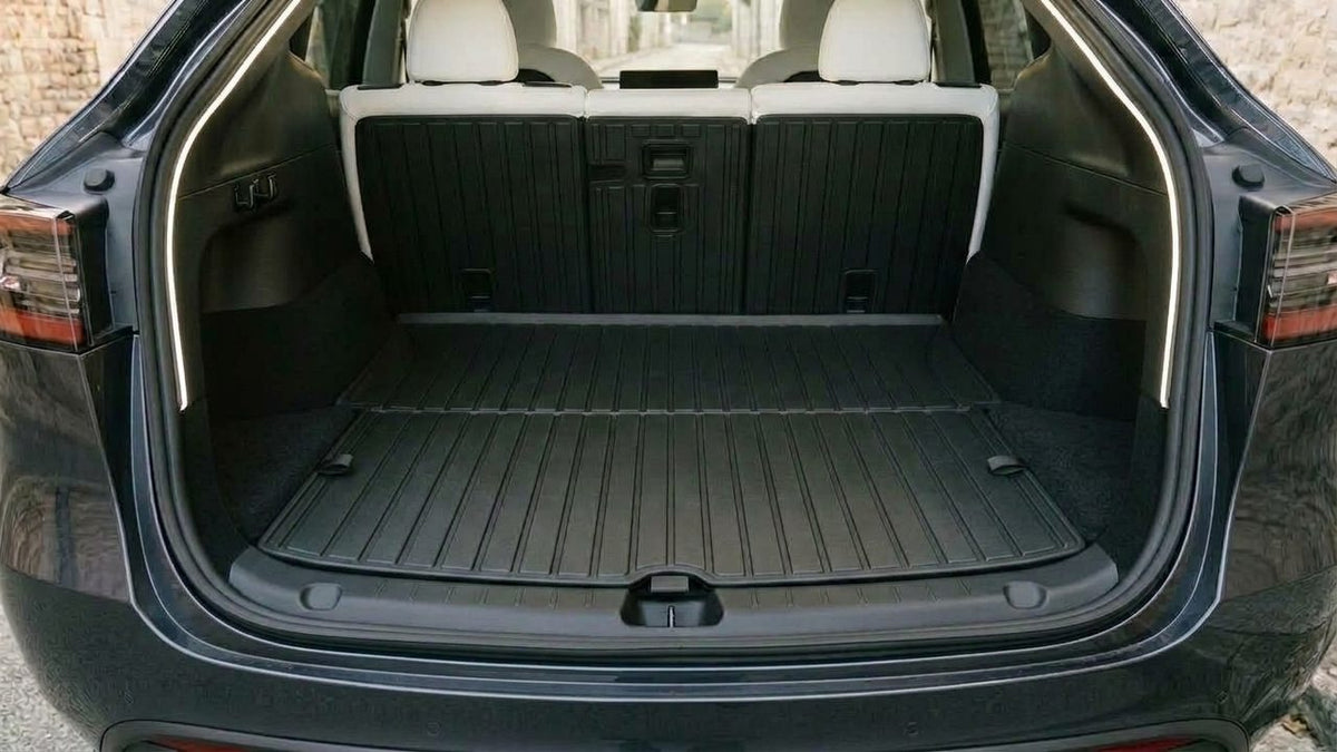 Coffre de Tesla Model Y avec tapis de coffre et bacs latéraux Tesline