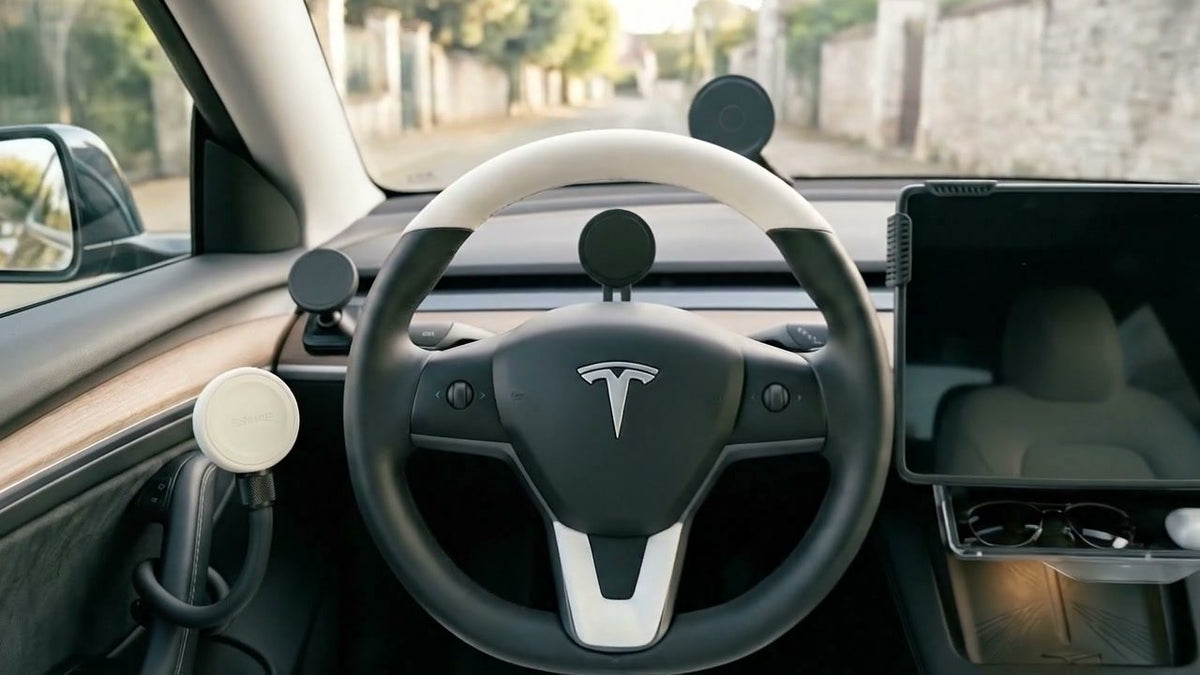 Tesla Model Y équipée d'accessoires Tesline, zone volant fin