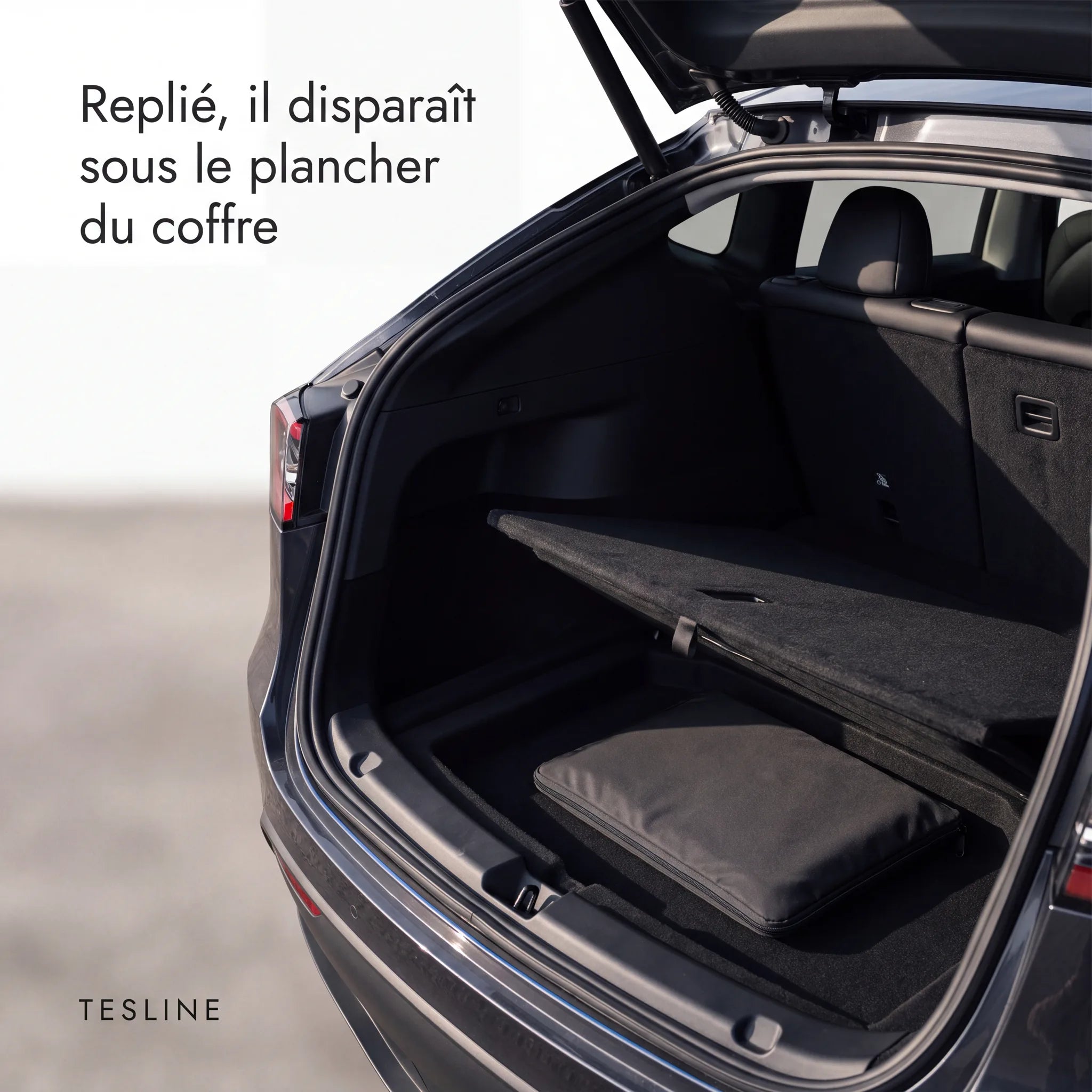Pare-soleil de toit replié dans sa housse sous le plancher du coffre
