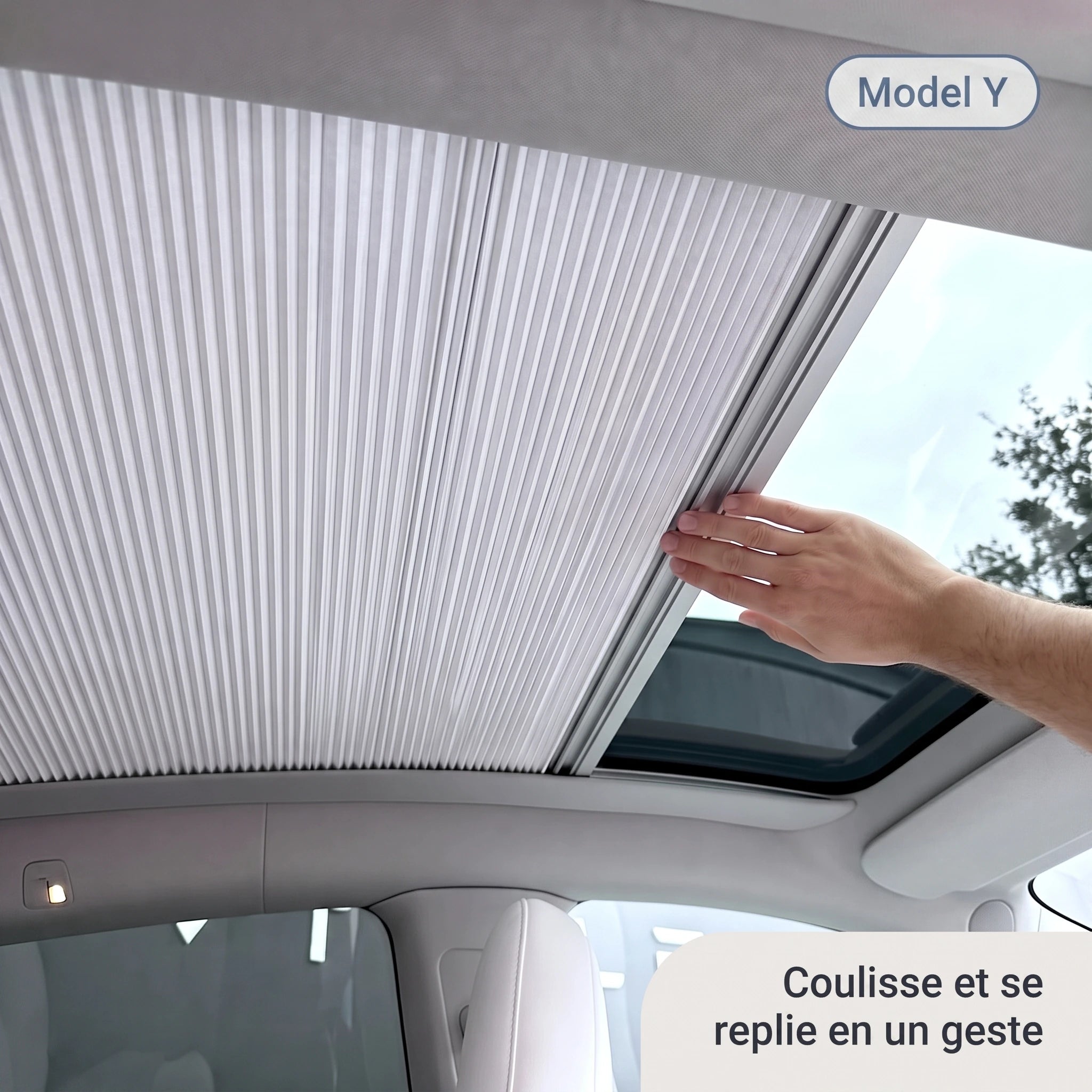 Pare-soleil de toit coulissant à moitié replié — Tesla Model Y