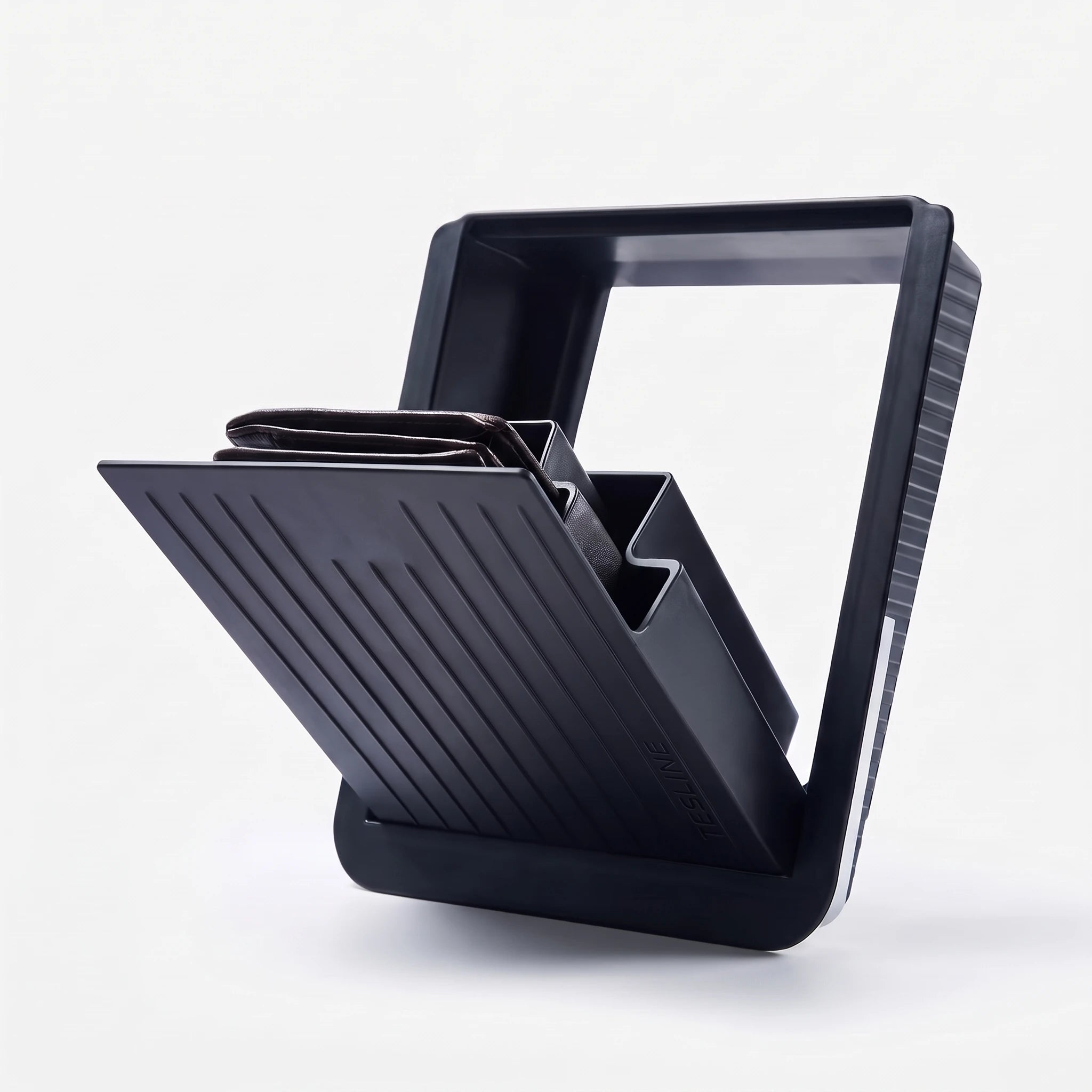 Rangement caché sous accoudoir Tesla ouvert avec portefeuille dans la pochette