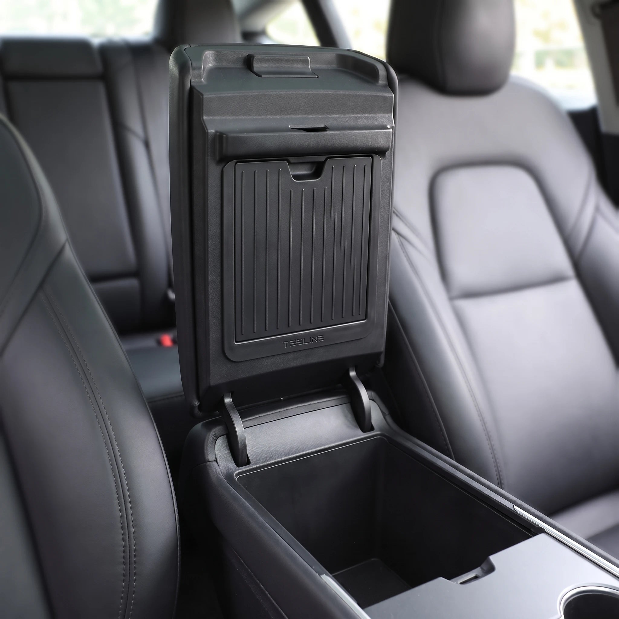Couvercle d'accoudoir Tesla ouvert avec rangement invisible fermé, aspect d'origine