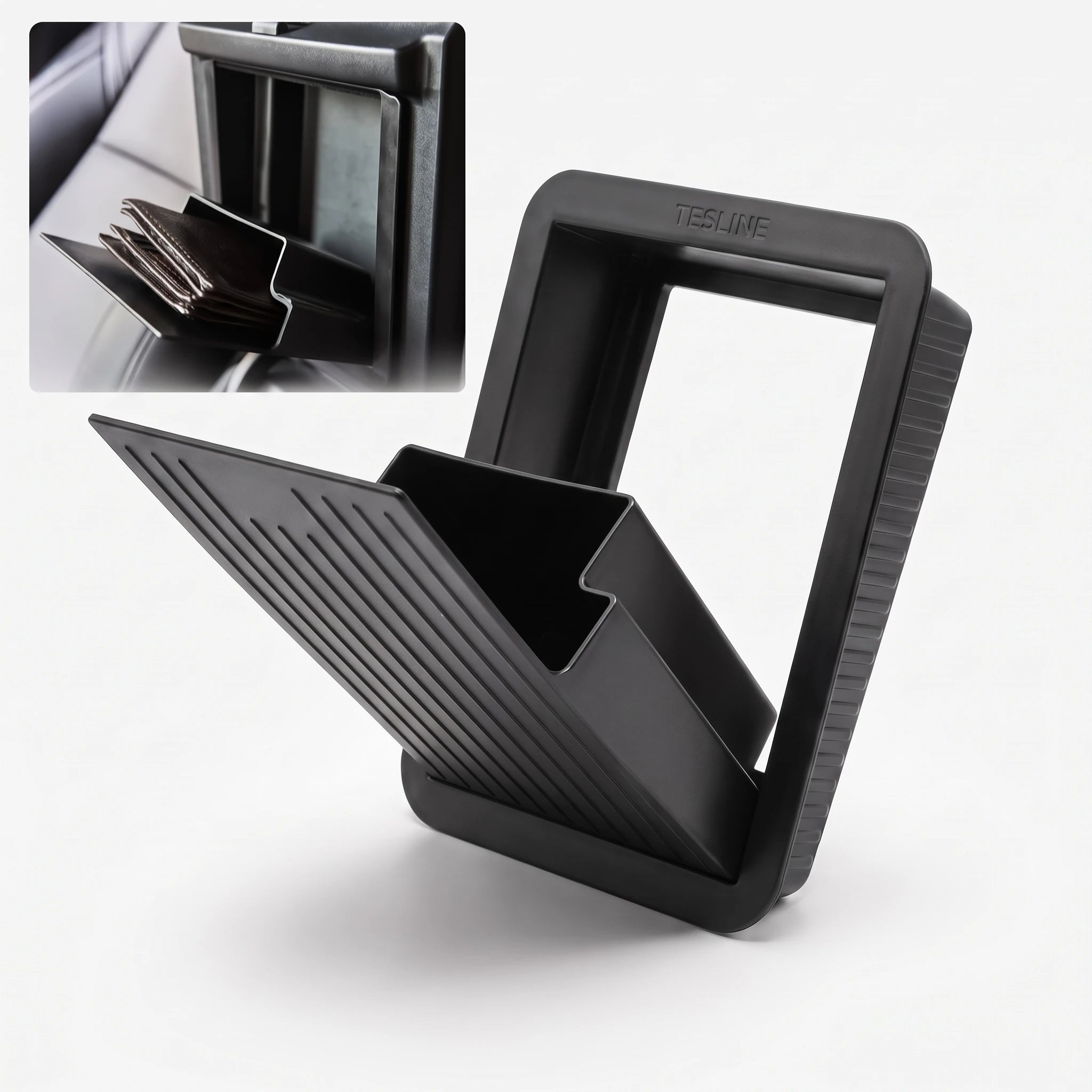 Packshot du rangement invisible sous accoudoir Tesla ouvert