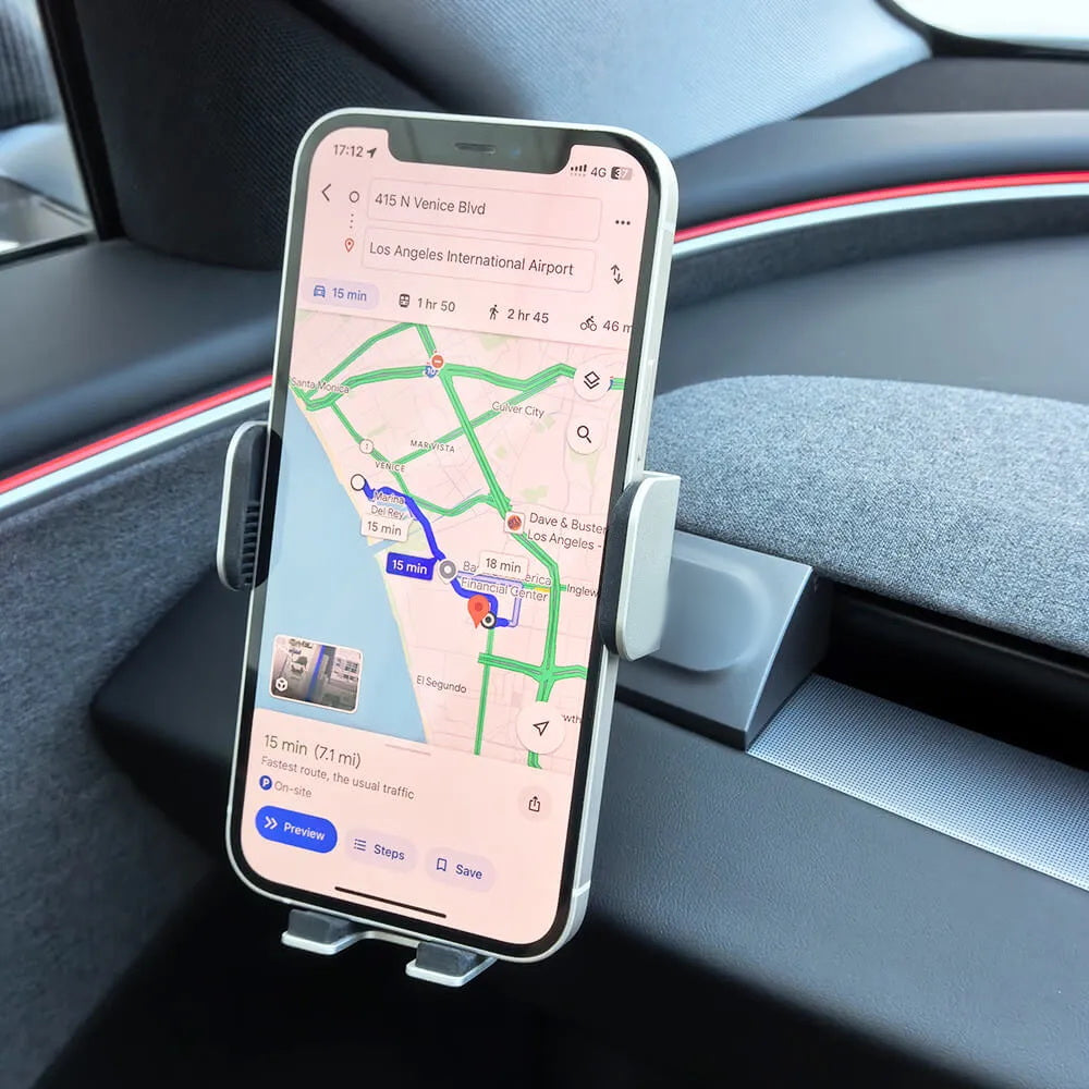 Téléphone en navigation tenu par le support Tesline VentArm dans une Tesla Model 3 Highland